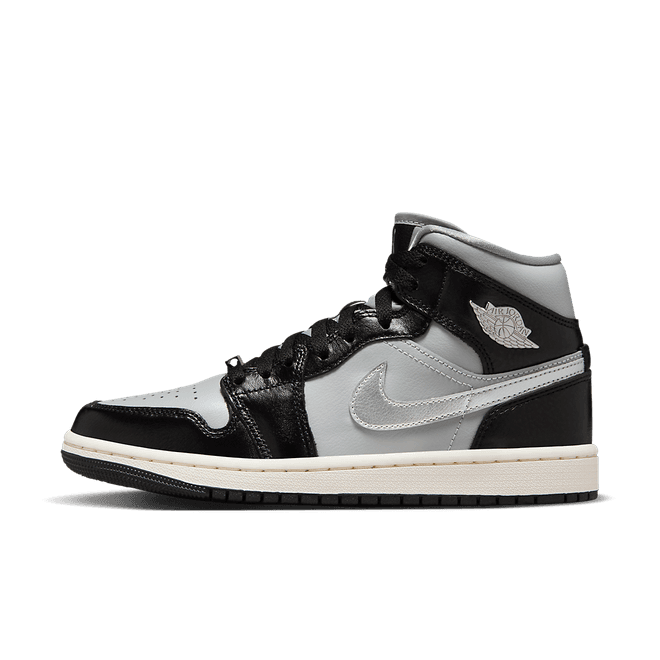 Air Jordan 1 Mid SE WMNS 'Black Chrome'