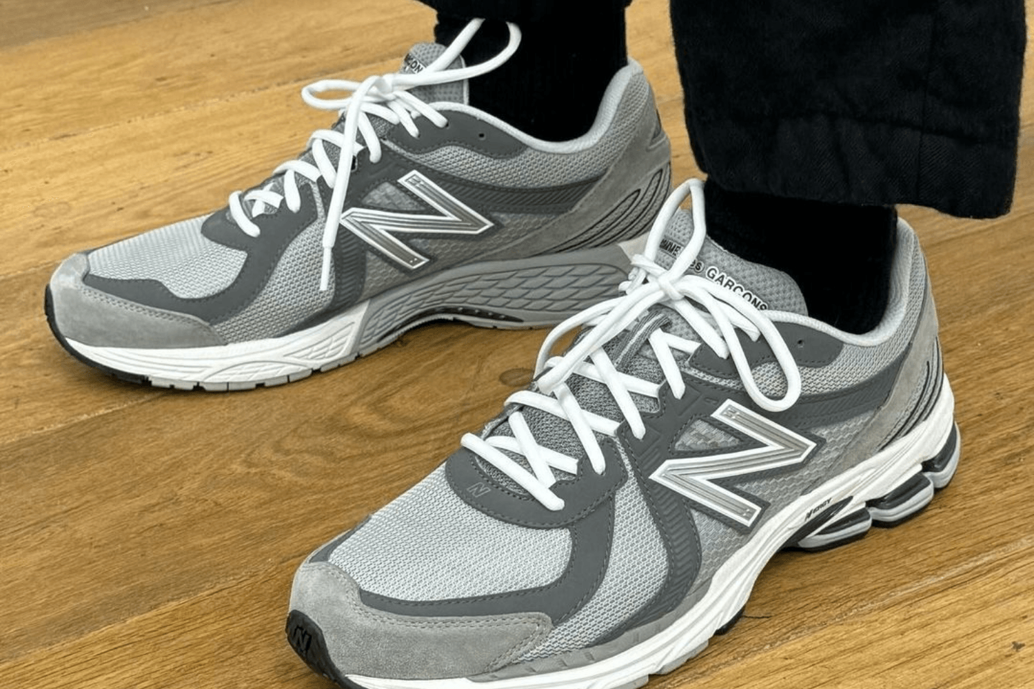 Neue Bilder der Comme der Garçons HOMME x New Balance 860v2 Zusammenarbeit