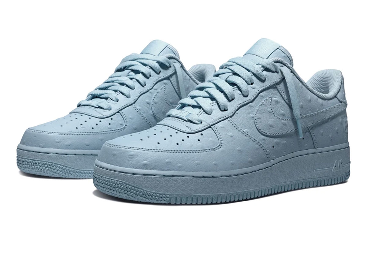 Travis Scott hult de Air Force 1 in Ice Blue