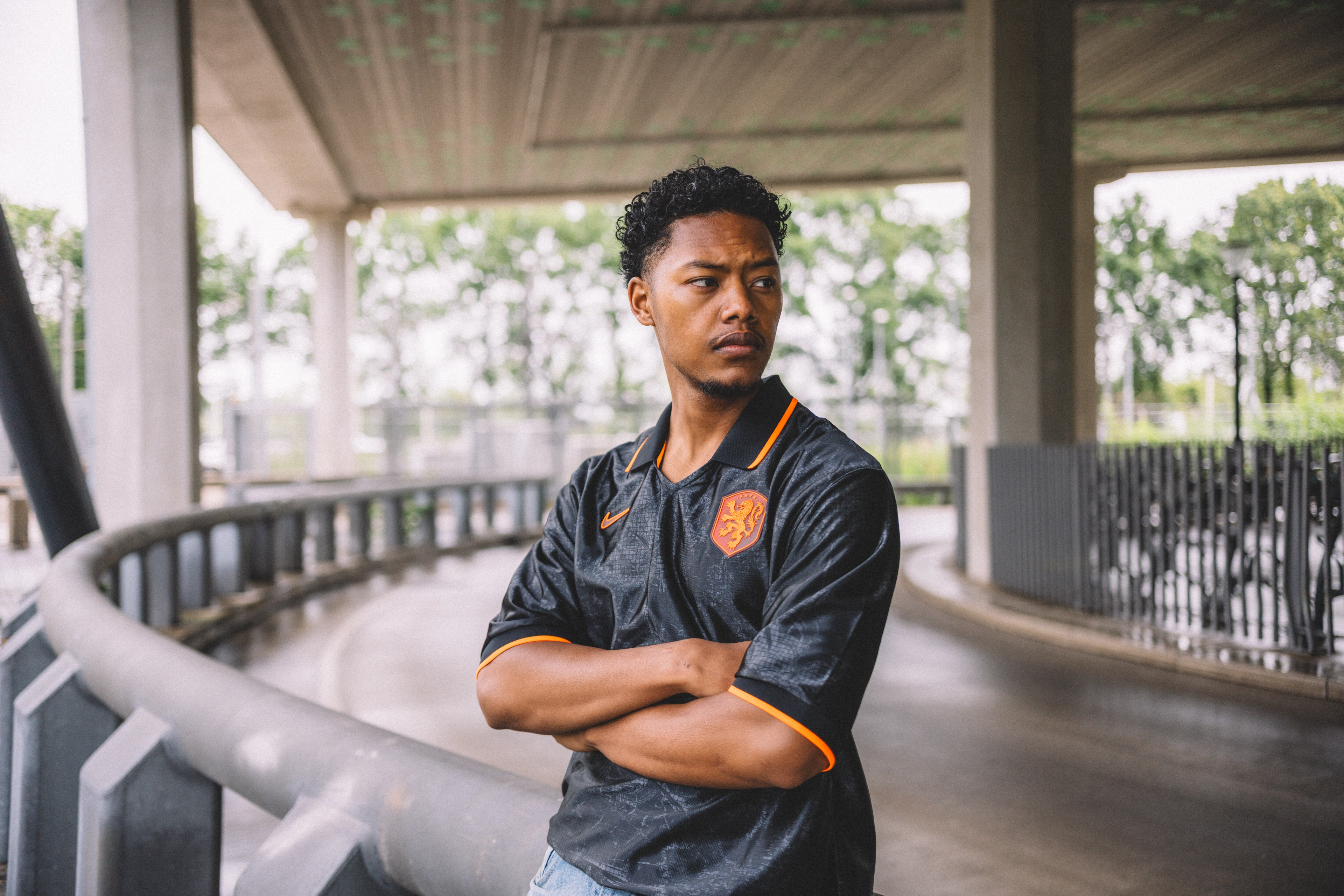 Model die poseert in het derde tenue van het Nederlands elftal