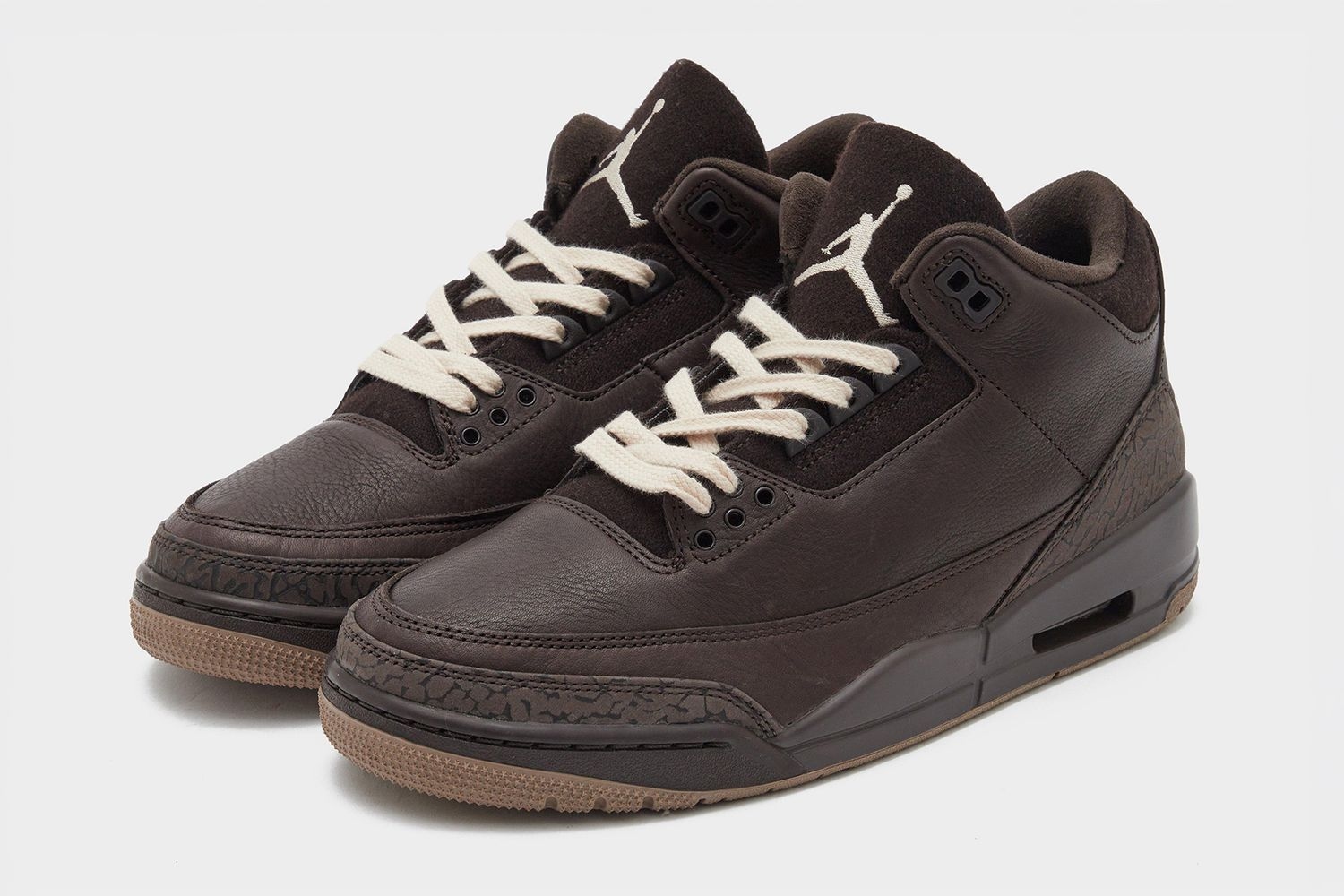 Travis vibes op de Air Jordan 3 'Fireside'