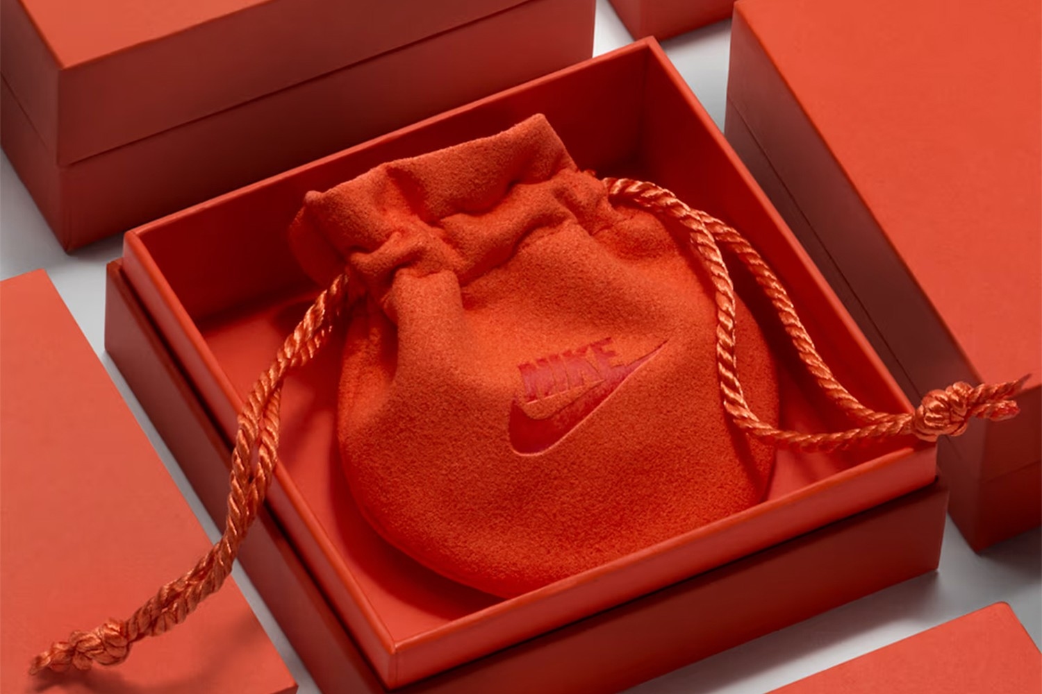 Nike hangt de Swoosh aan oorringen en kettingen