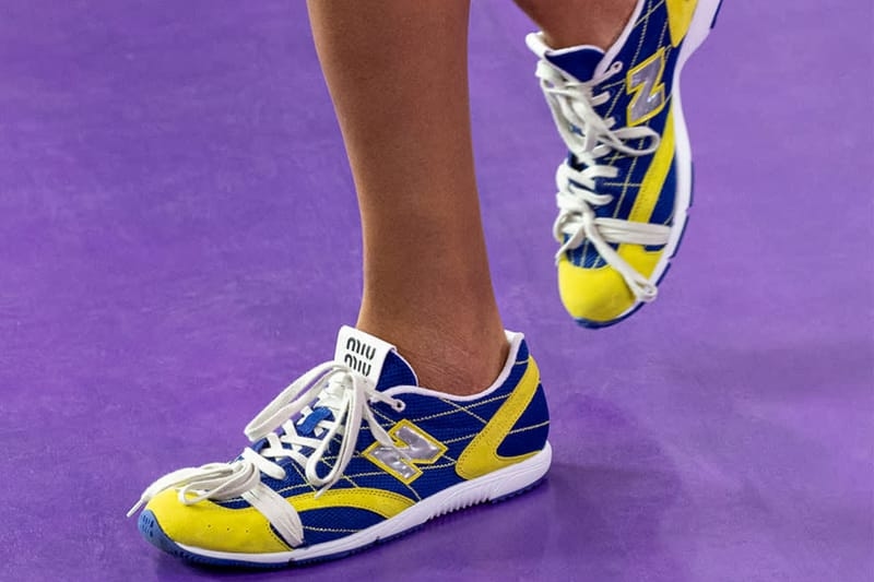 Miu Miu x New Balance RC150 verschijnt op runway Parijs