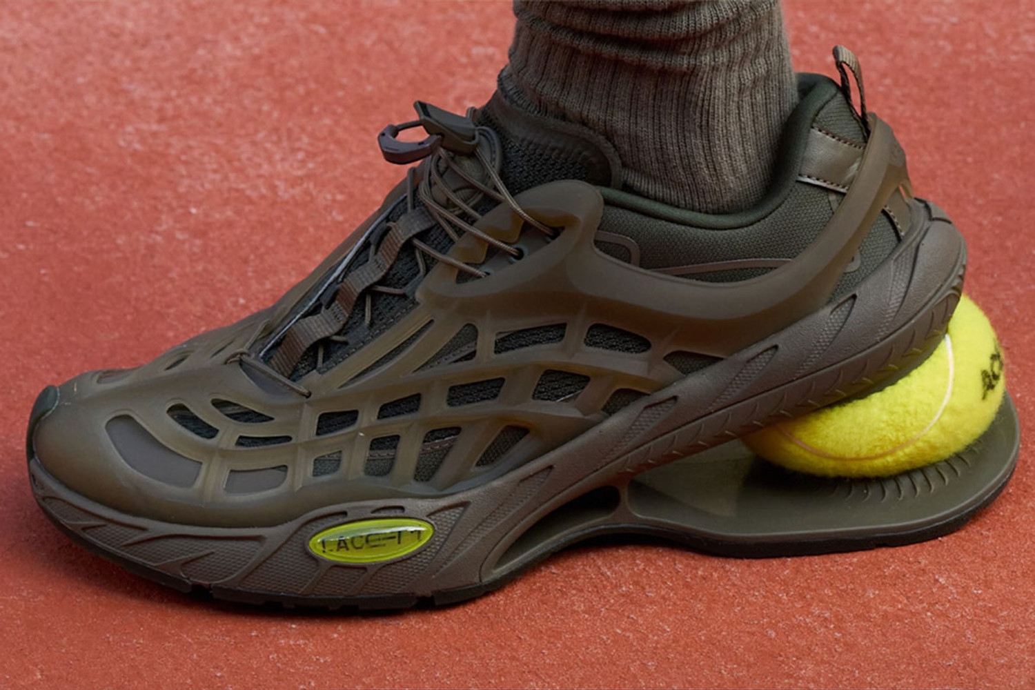 Lacoste Ace-T verstopt een echte tennisbal in de hak