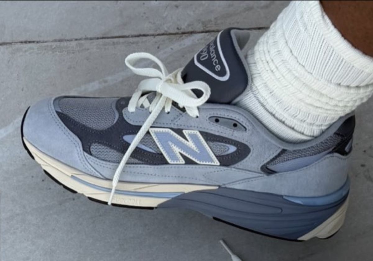 Joe Freshgoods toont de New Balance 990v7 van dichtbij