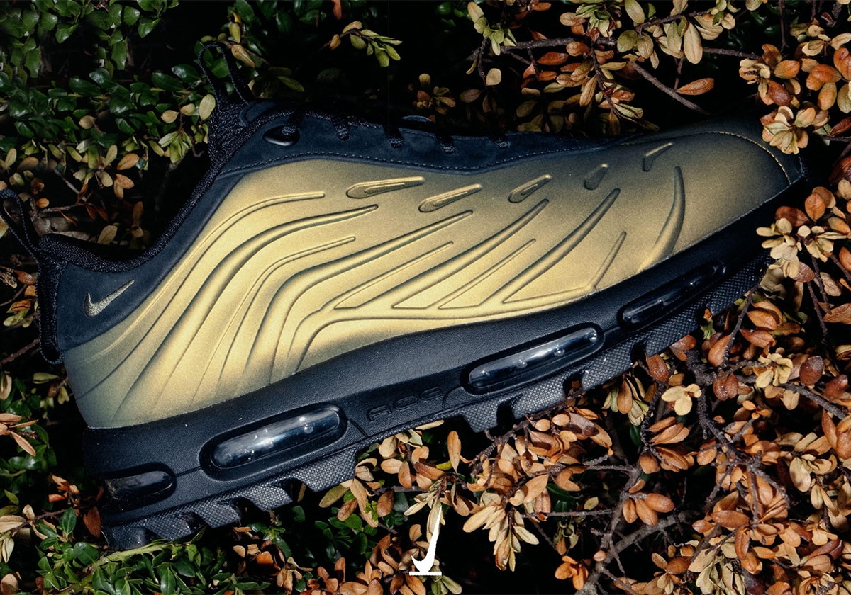 Nike Goadome Foamposite Low glanst in metallic goud