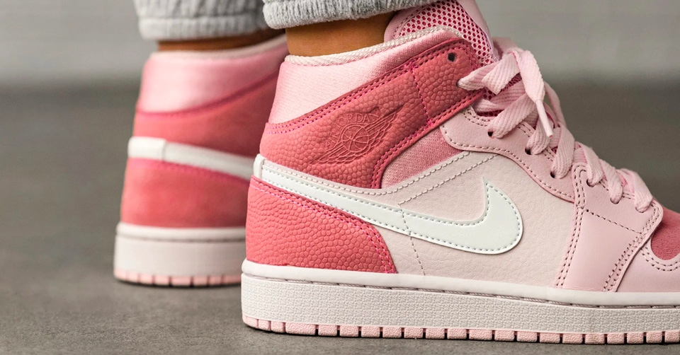 De Air Jordan 1 Mid WMNS ‘Digital Pink’ dropt binnenkort