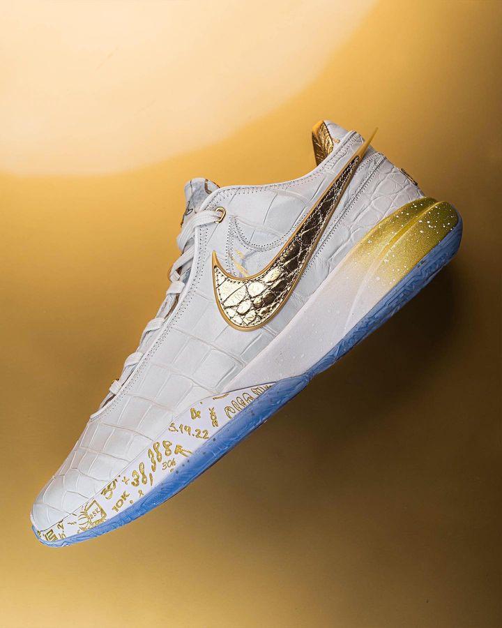 Nike LeBron 20 "The Moment" zijaanzicht