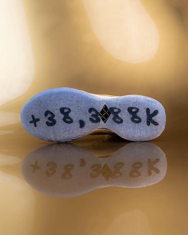 Record op onderkant van Nike LeBron 20 "The Moment"