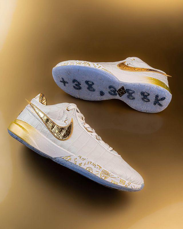 Nike LeBron 20 "The Moment" zij- en onderaanzicht