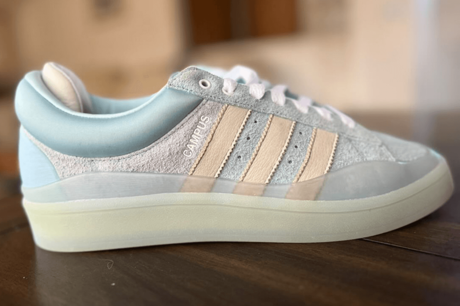 De eerste beelden van de Bad Bunny x adidas Campus ‘Blue Tint’