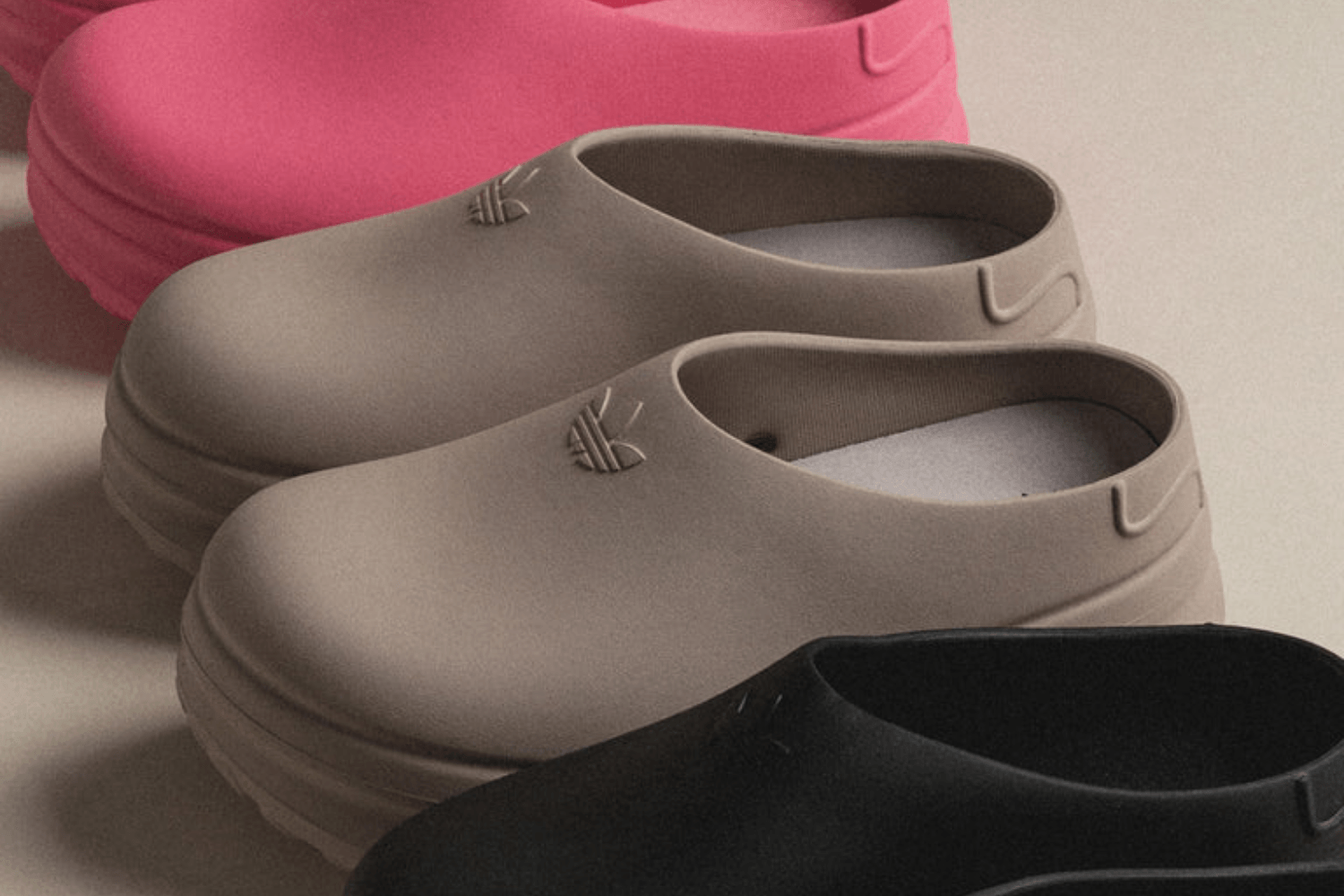 adidas eert het Stan Smith silhouet met de Adifoam Mule