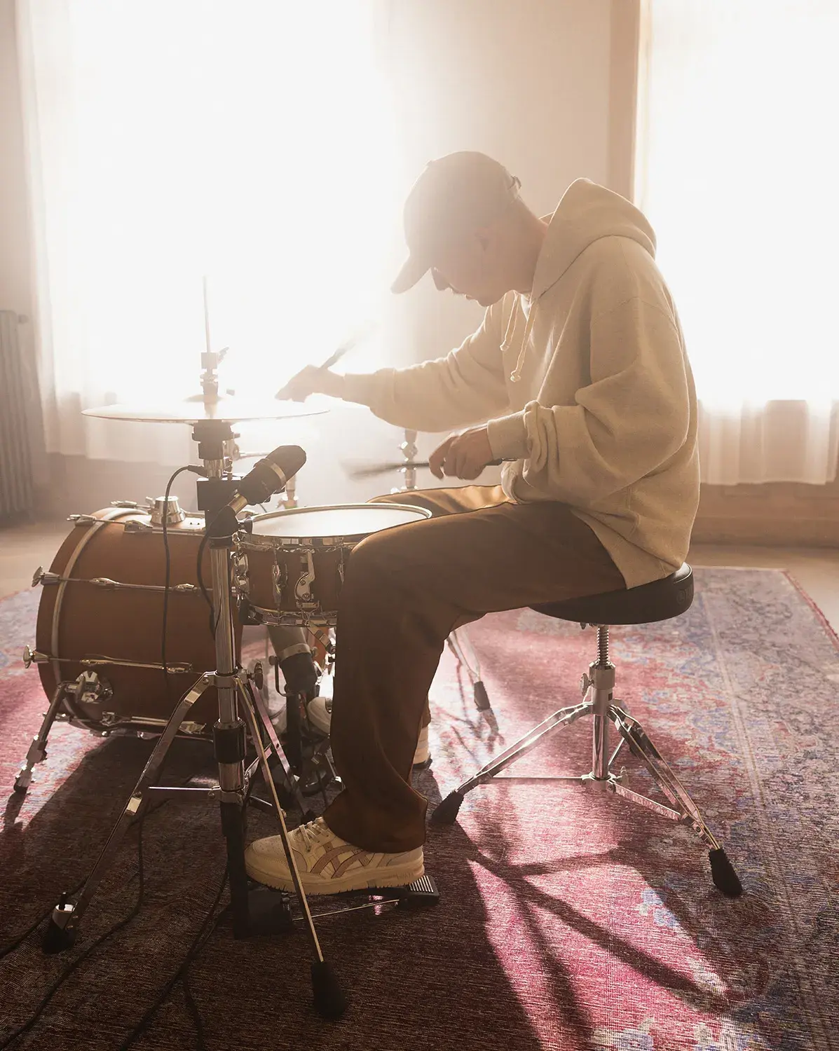 Silvan Strauss op drumstel met ASICS x Asphaltgold 'Impromptu'