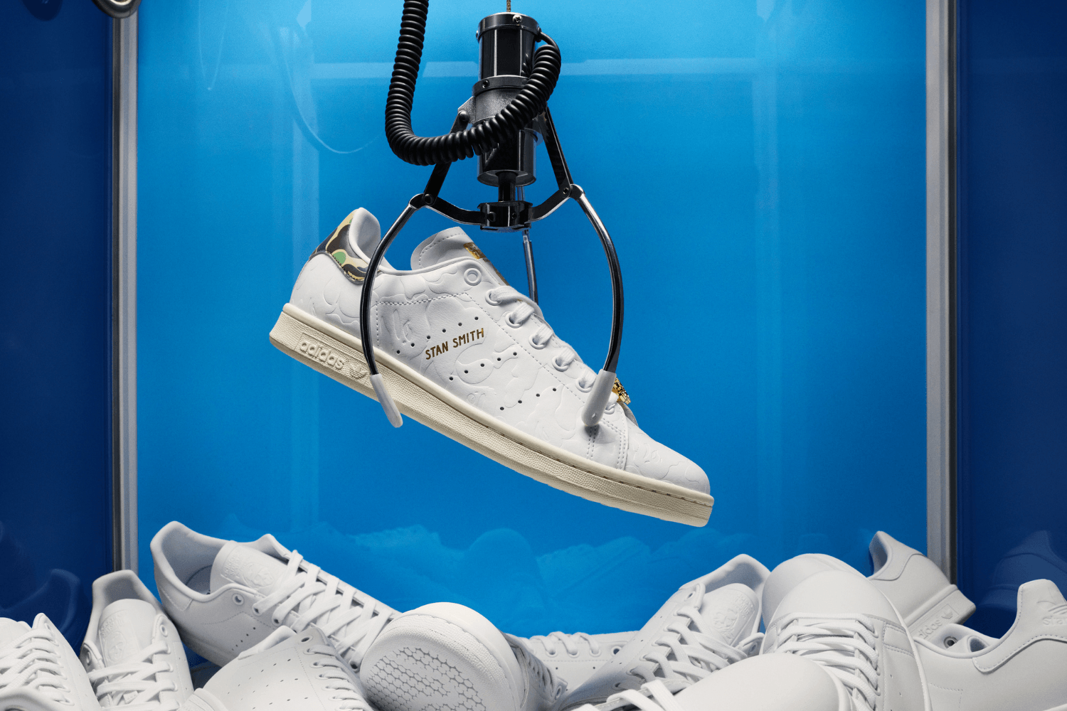 Bekijk de BAPE x adidas Stan Smith ’30th Anniversary’ collectie