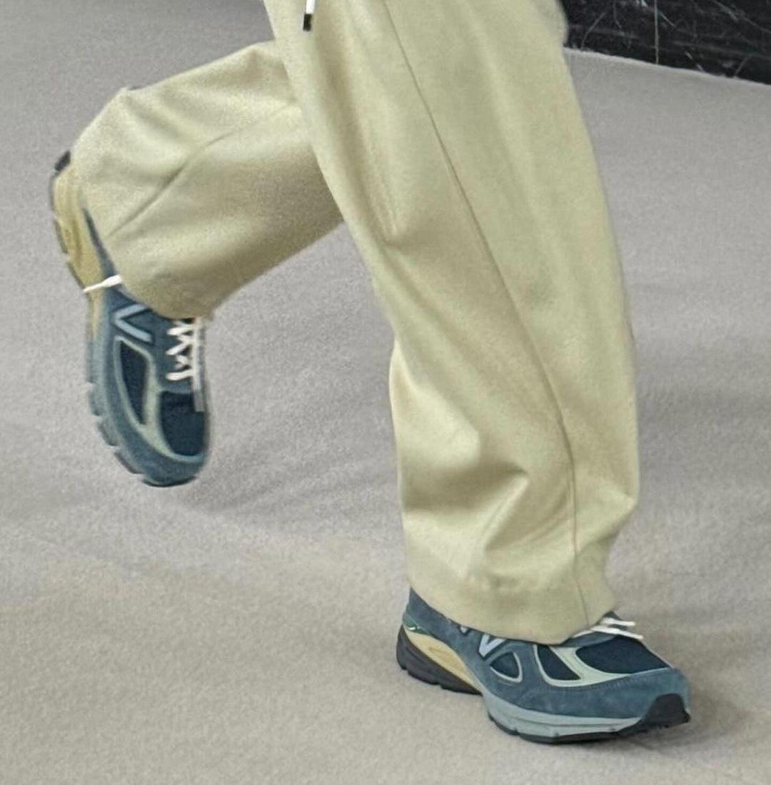 AURALEE x New Balance 990v4