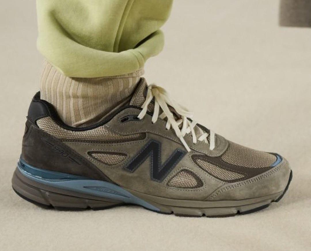 AURALEE x New Balance 990v4