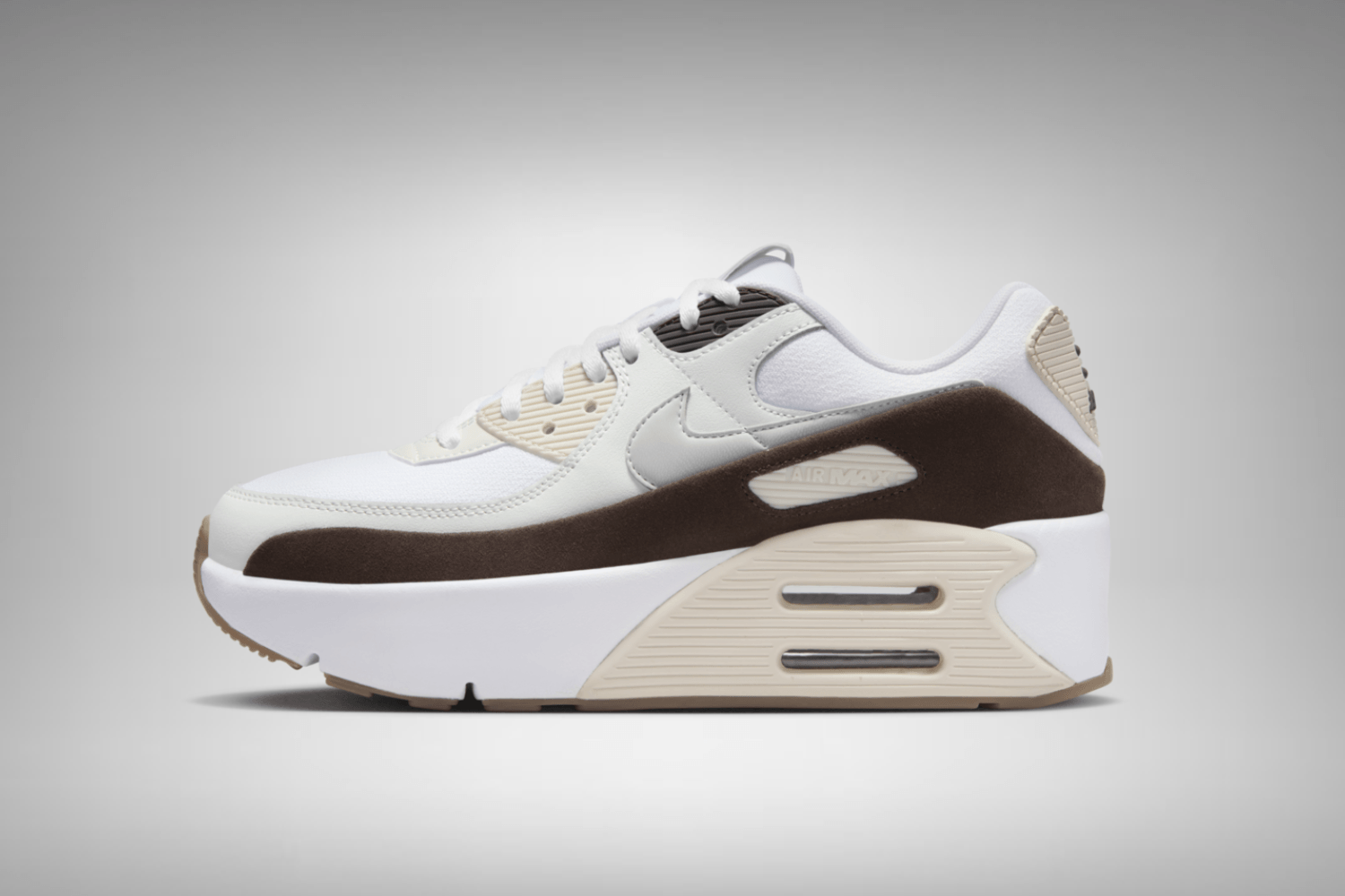 De nieuwe Nike Air Max 90 LV8 komt in een tijdloos jasje