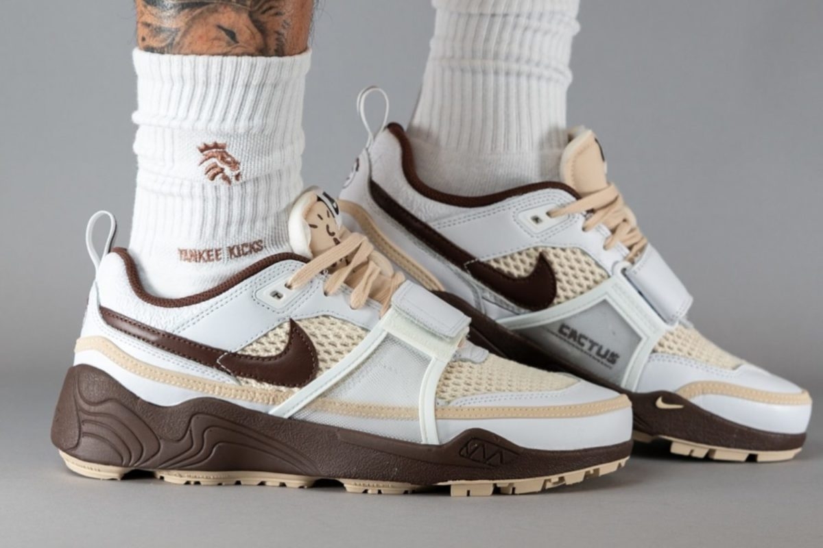 On-foot beelden Travis Scott x Nike Zoom Field Jaxx ‘Light Chocolate’