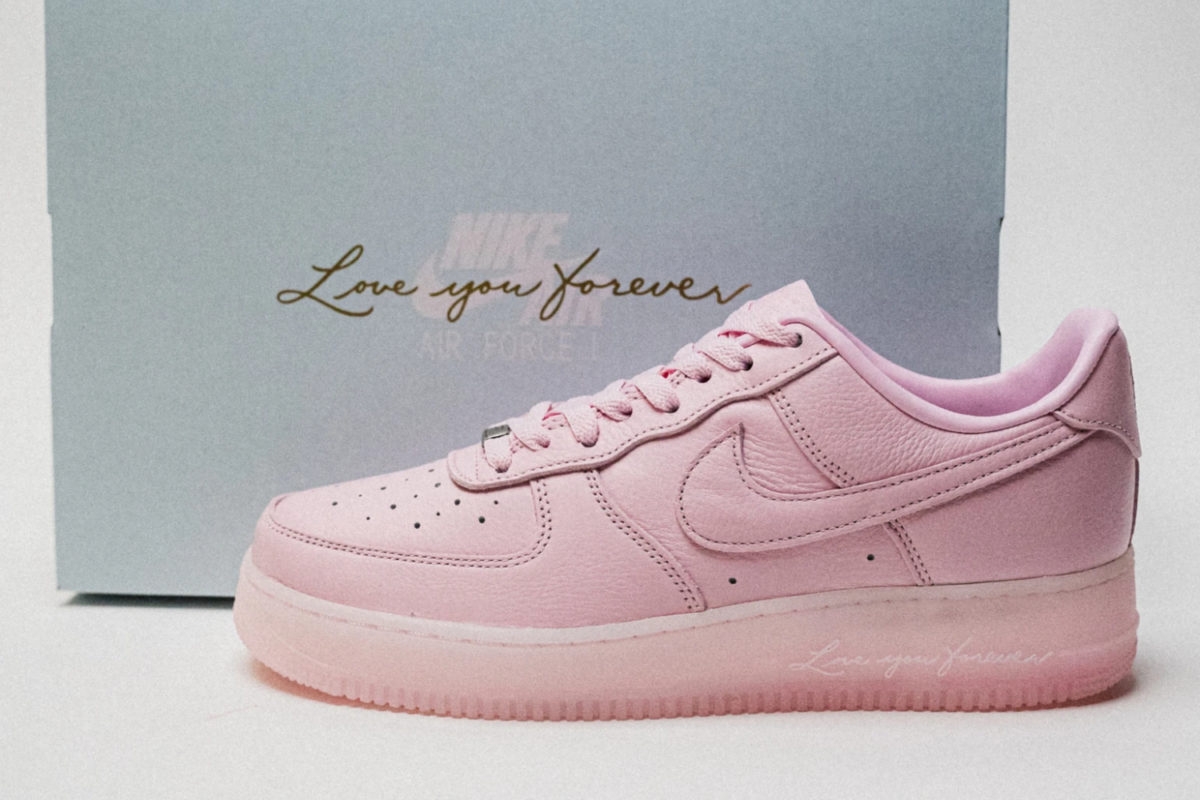 Een gedetailleerde blik op de NOCTA x Nike Air Force 1 Low ‘Pink Foam’