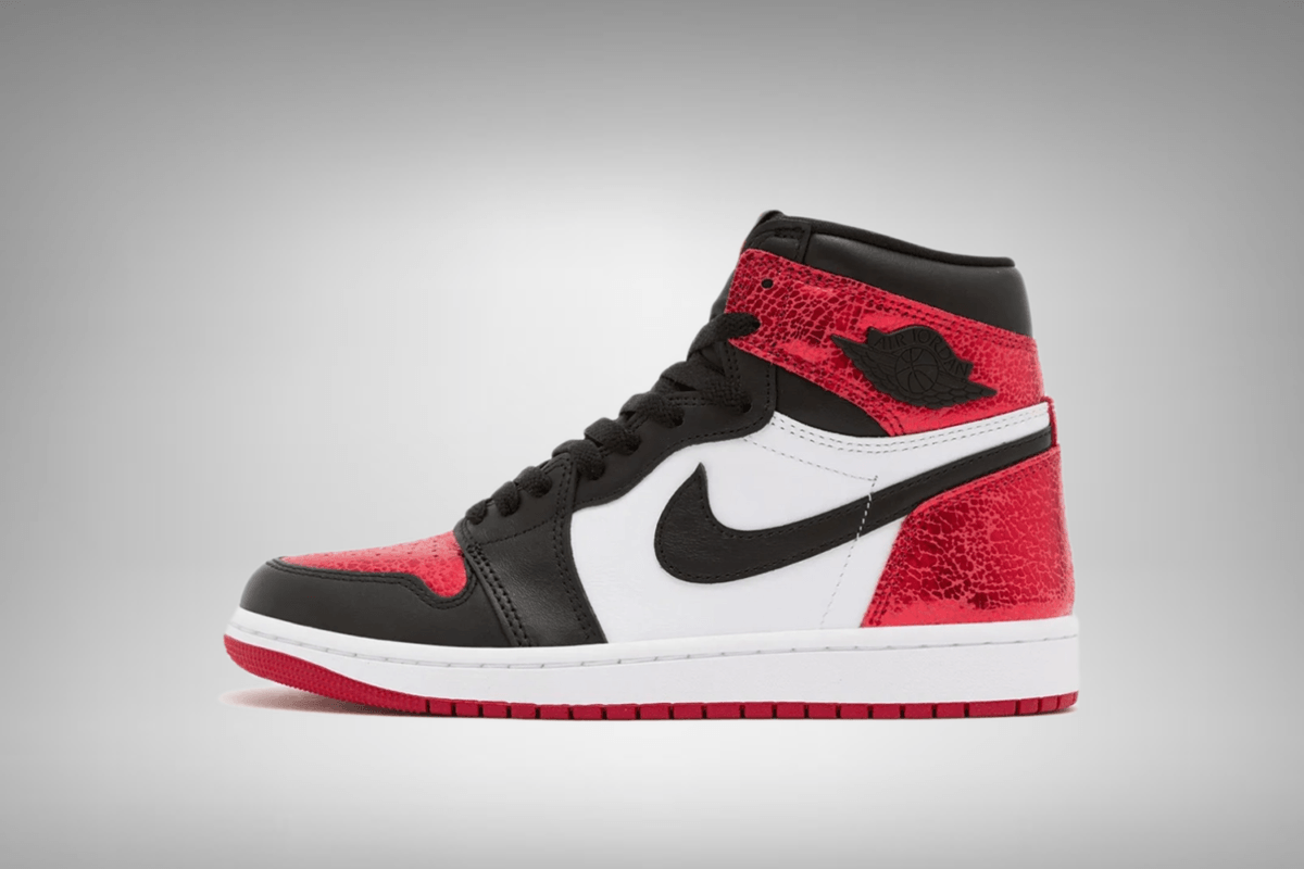 De Air Jordan 1 High OG WMNS ‘Ruby’ geeft een chique twist aan een klassieker