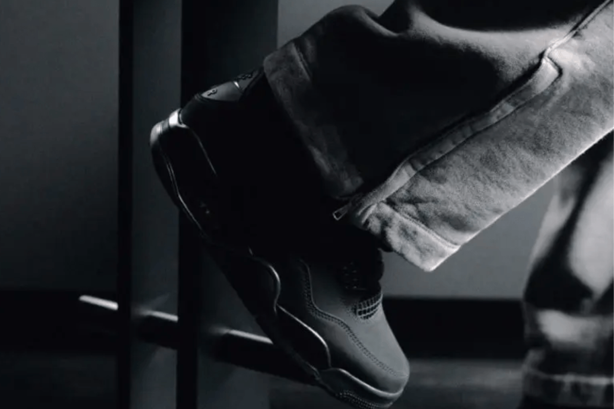 De Air Jordan 4 'Black Cat' 2025 is eindelijk hier
