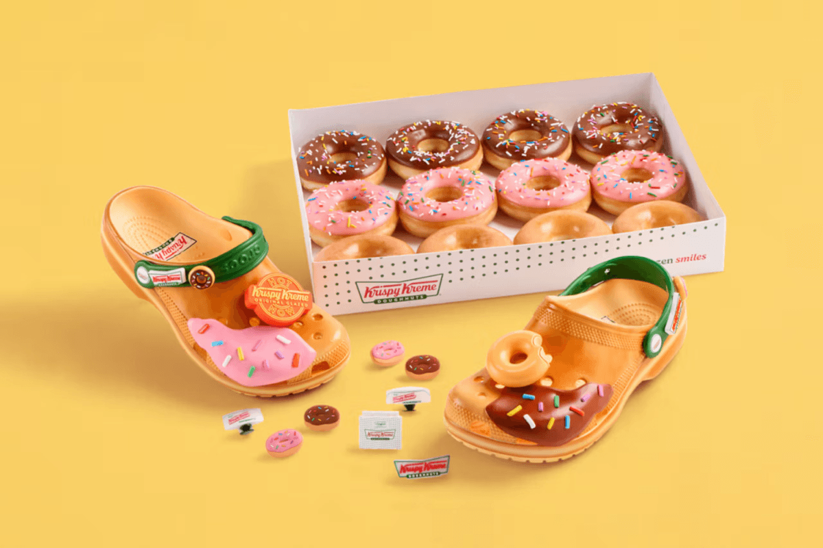 De Krispy Kreme x Crocs collab is om je vingers bij af te likken