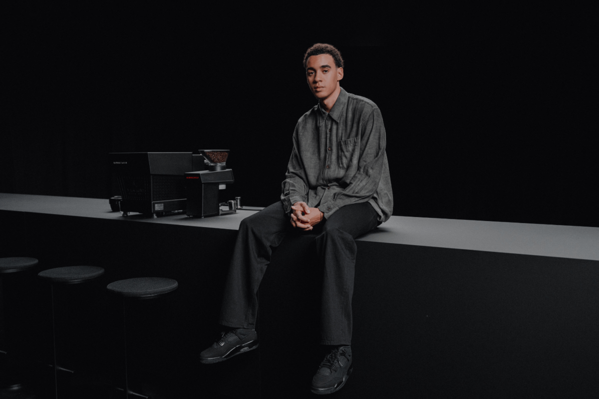 Jamal Musiala en La Marzocco hoofdrol in solebox’ Air Jordan 4 ‘Black Cat’ release